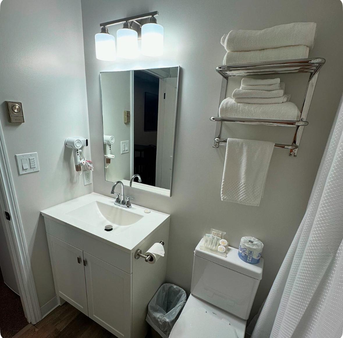 Manitoulin Inn Mindemoya エクステリア 写真