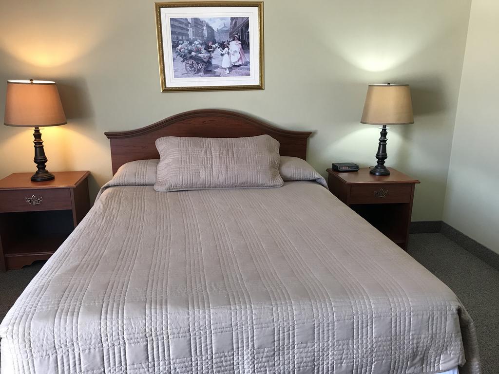 Manitoulin Inn Mindemoya エクステリア 写真
