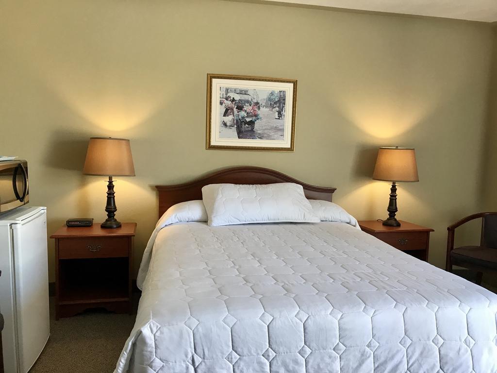 Manitoulin Inn Mindemoya エクステリア 写真